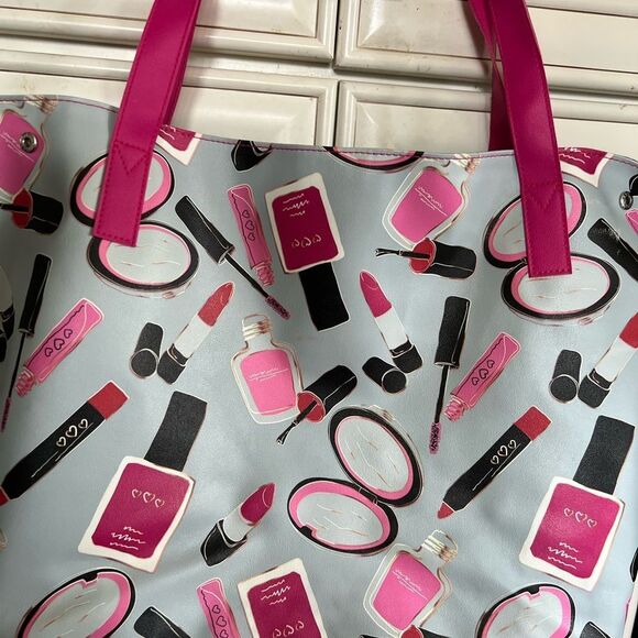 Modern Chic - Marvelous Makeup Tote - Picture 2 of 8